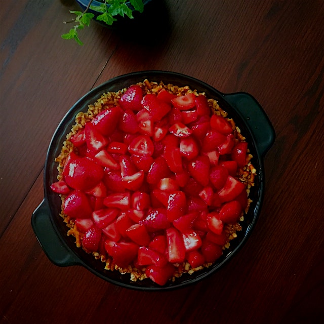 Strawberry Pretzel Pie via The Pioneer Woman (excuse the jello) - perfect for a friend's summer b...