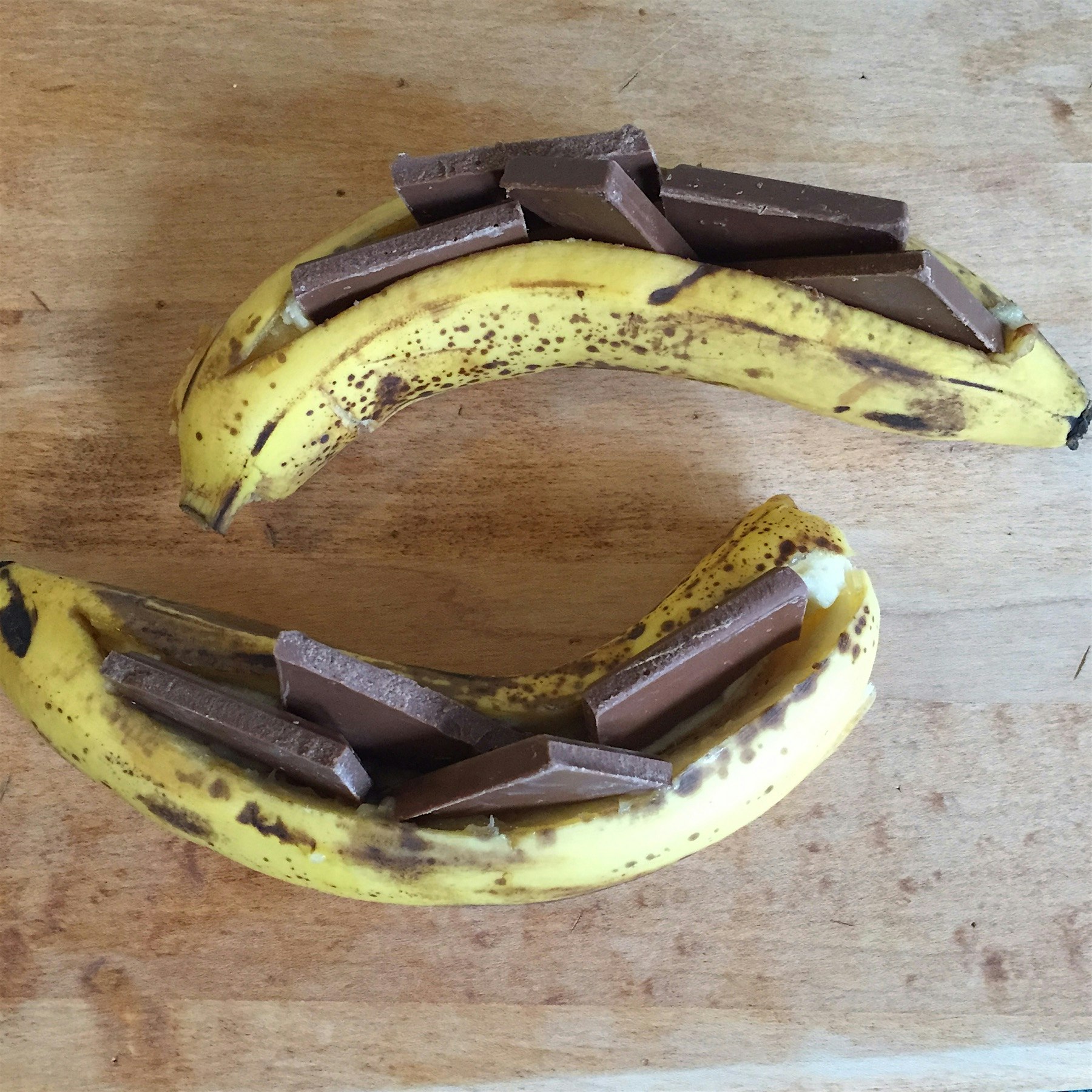 Grilled bananas stuffed with chocolate. Recipe in link
