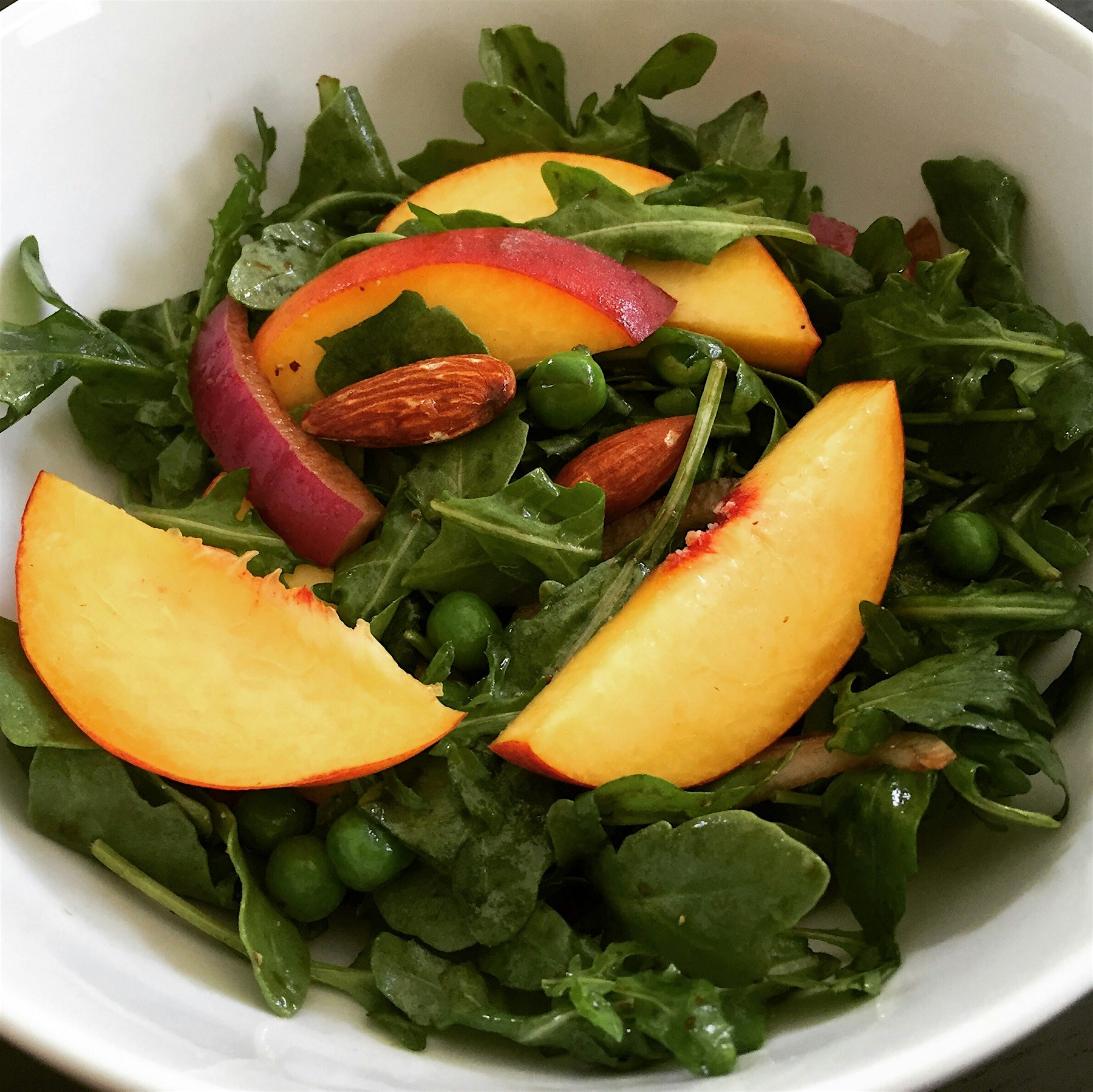Summer salad with arugula, peas and yellow peaches! 