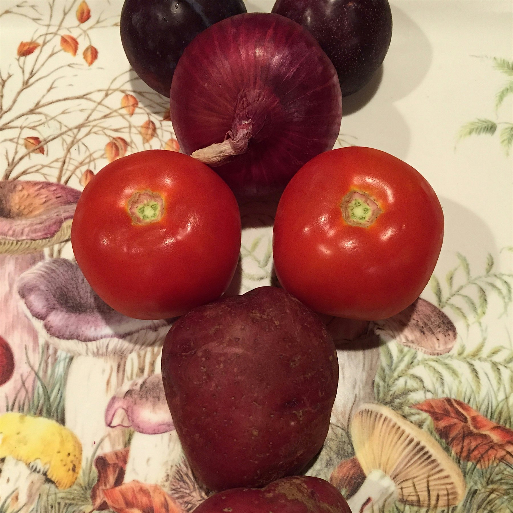 #redeats - Today's reds in my fridge 😀
Red Plumb, red onion, red tomato,red potato 