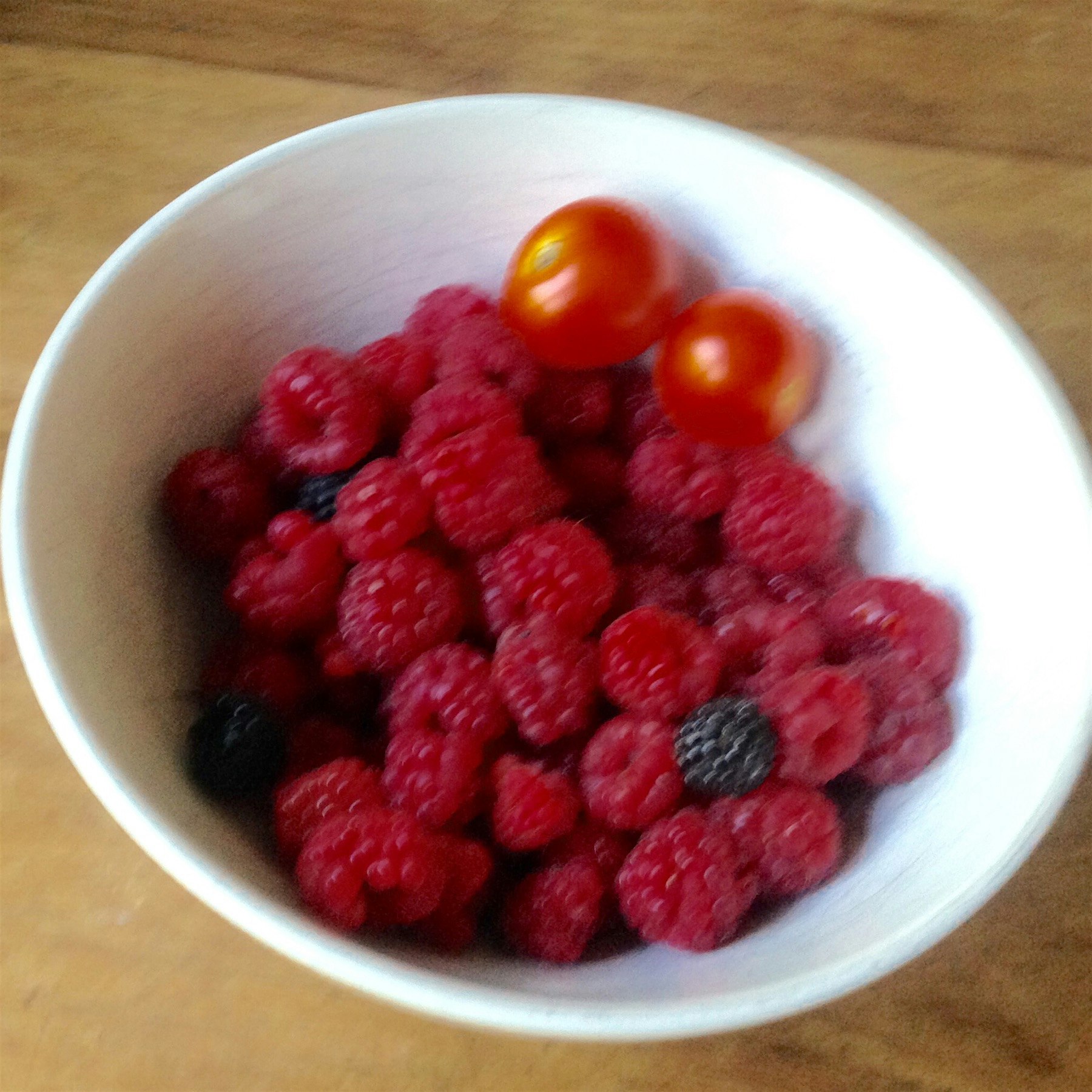 #redeats
My friend Lane's beautiful raspberries and tomatoes Right off the vine 