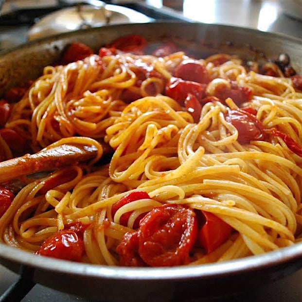 Here's Linguine al Pomodoro, a classic Italian dish. 