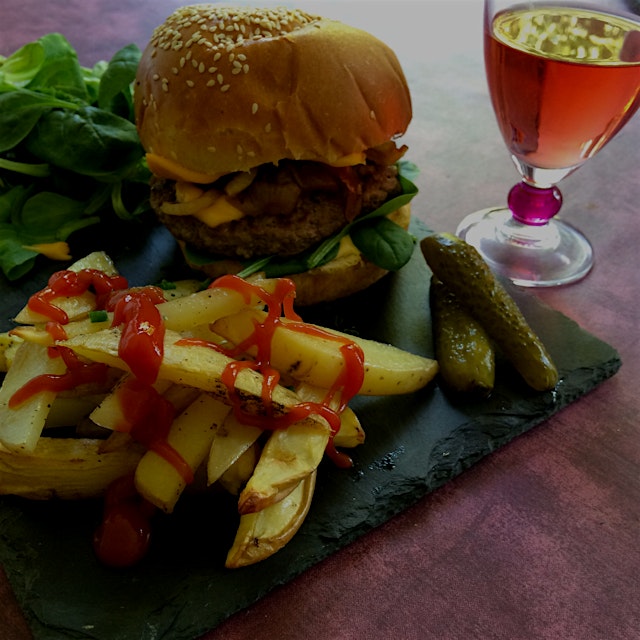 Organic Cheeseburger with spinach and caramelized onions and Oven-baked fries 