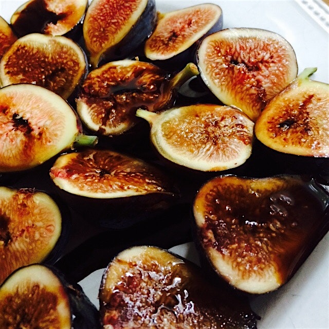 Am I sharing this plate of figs soaked in aceto balsamico I cannot afford? Nope. #villamanodori