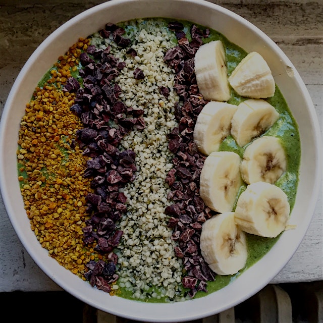 Green Smoothie Bowl with fixins #plant-based #plantpower 