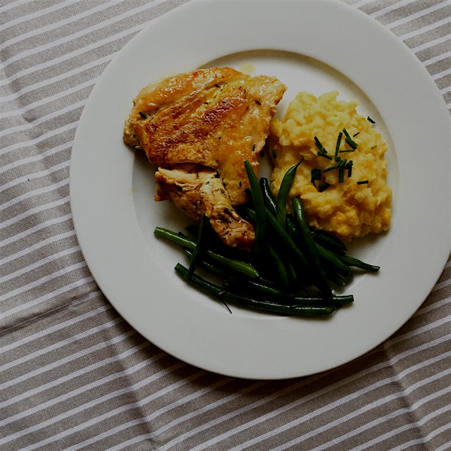 Pan-fried chicken served with mashed-corn-potato and green beans, recipe @marleyspoon 