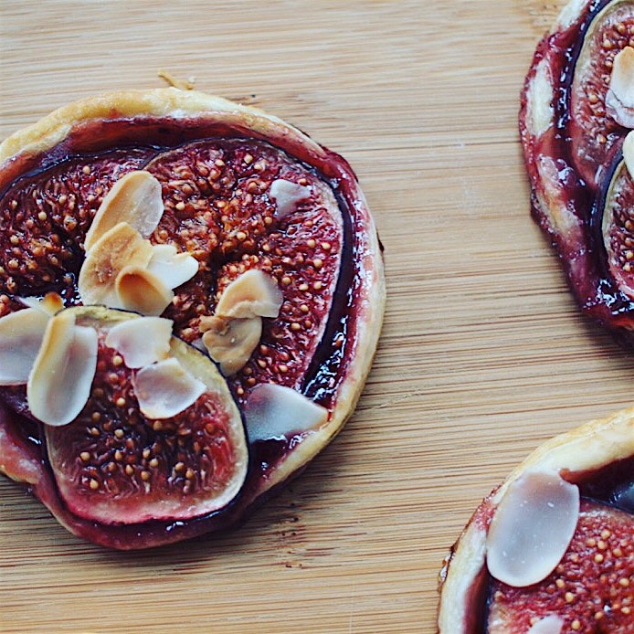 Fig season is here! This Figs and Raspberry Jam Tarts will be a great treat for the weekend! Clic...