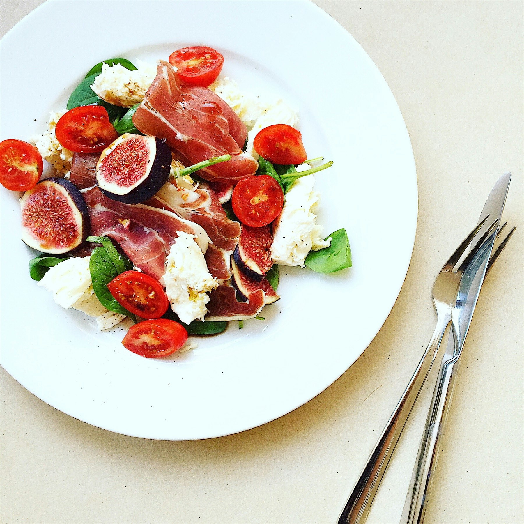 Fig, Parma ham, mozzarella, tomato and baby spinach salad. #laterstand