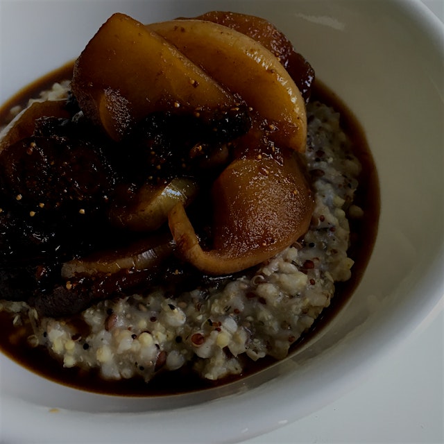Five-grain cereal with apple fig compote... I welcome this cold morning with open arms!