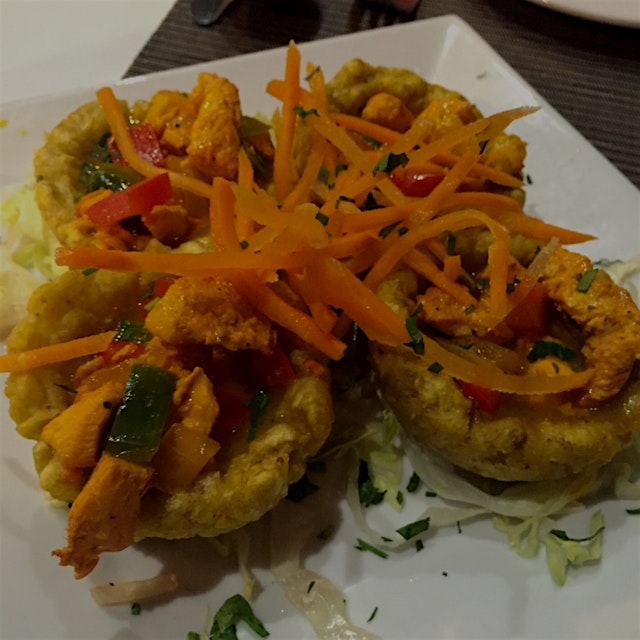 Delicious fried plantains filled with chicken and peppers = tostones rellenos!