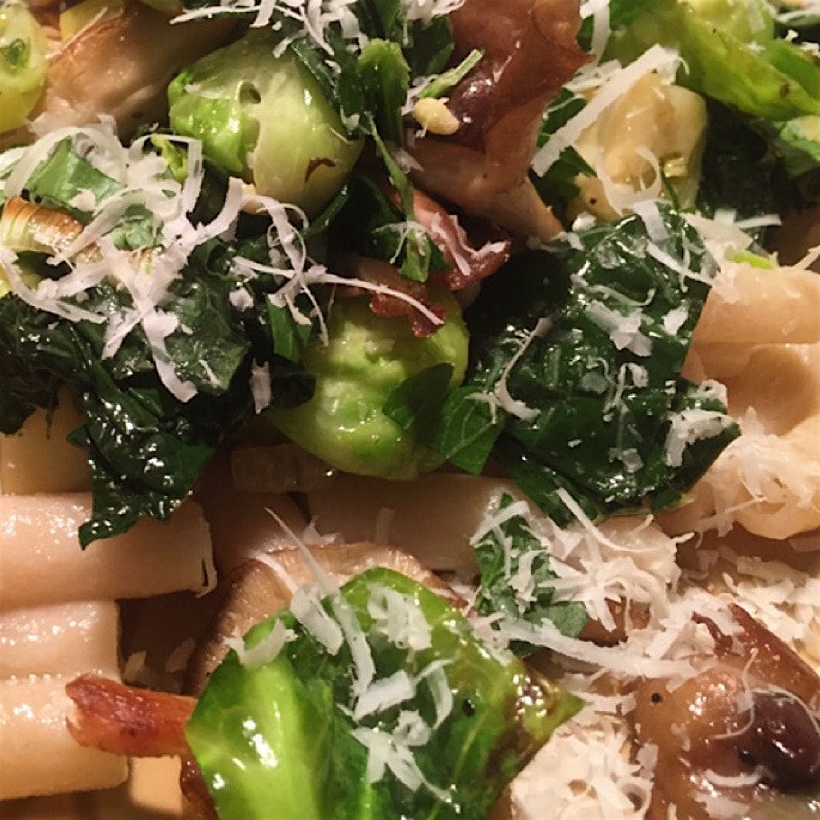 A green veggie pasta in celebration of Food Day! Recipe on my blog.