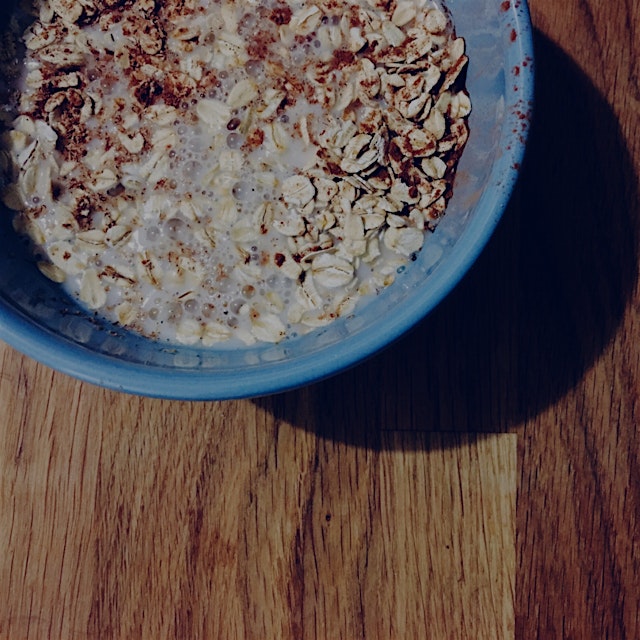 Prepping overnight oats with almond milk, cinnamon, and freshly-grated nutmeg! ☺️